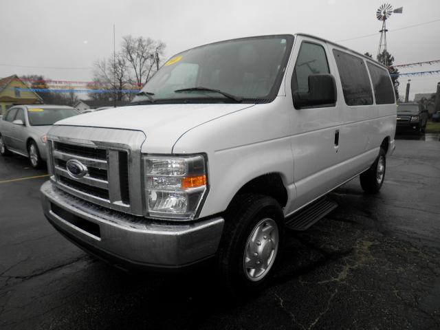 Ford Econoline Wagon 2011 photo 1