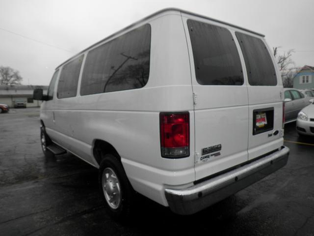 Ford Econoline Wagon 2011 photo 2