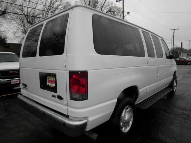 Ford Econoline Wagon 2011 photo 3