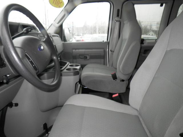 Ford Econoline Wagon 2011 photo 4