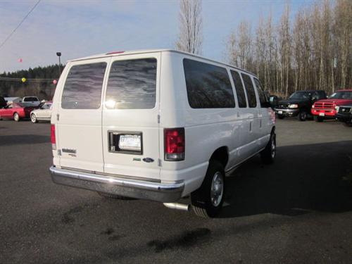 Ford Econoline Wagon 2011 photo 3