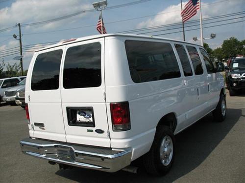 Ford Econoline Wagon 2011 photo 2