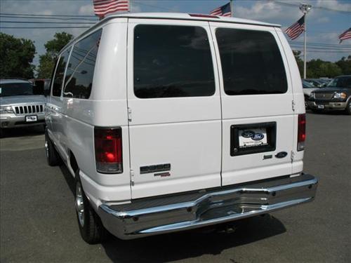 Ford Econoline Wagon 2011 photo 3