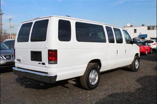 Ford Econoline Wagon 2011 photo 2