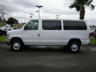 Ford Econoline Wagon 2011 photo 2