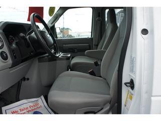 Ford Econoline Wagon 2011 photo 2