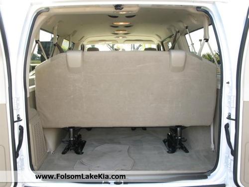 Ford Econoline Wagon 2011 photo 2