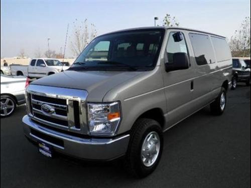 Ford Econoline Wagon 2011 photo 2