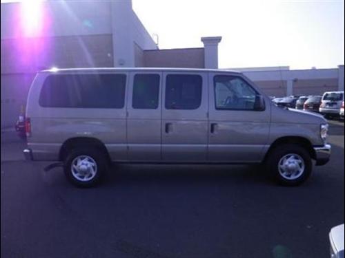 Ford Econoline Wagon 2011 photo 3