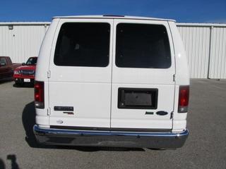 Ford Econoline Wagon 2011 photo 2