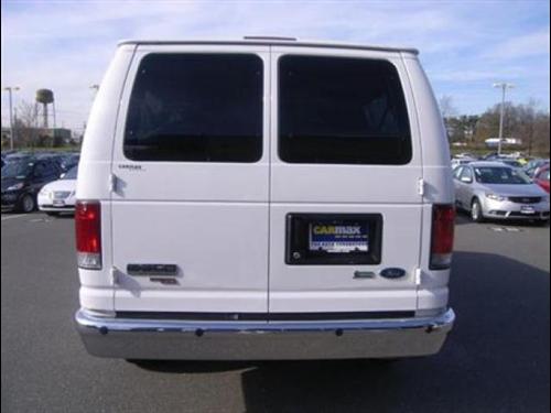 Ford Econoline Wagon 2011 photo 2