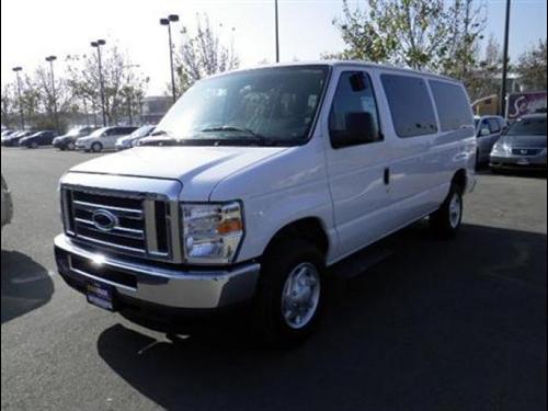 Ford Econoline Wagon 2011 photo 2