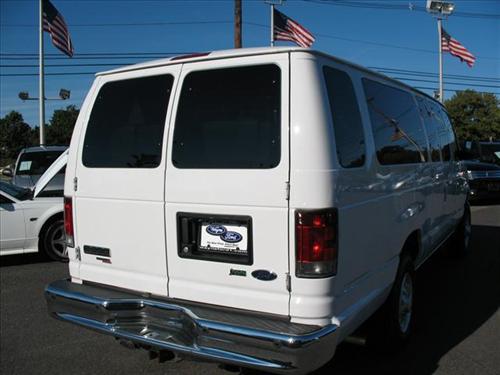 Ford Econoline Wagon 2011 photo 2