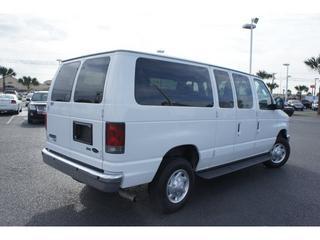 Ford Econoline Wagon 2011 photo 2