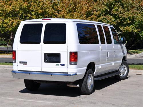 Ford Econoline Wagon 2011 photo 2