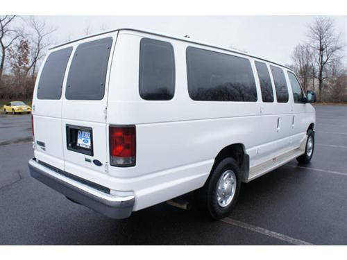 Ford Econoline Wagon 2011 photo 2