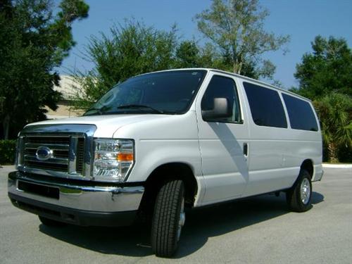 Ford Econoline Wagon 2011 photo 2