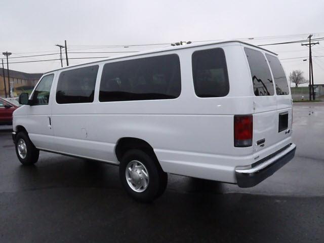 Ford Econoline Wagon 2011 photo 2