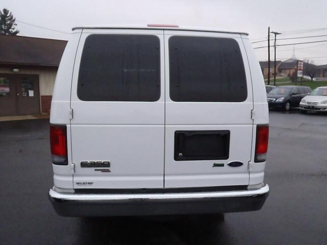 Ford Econoline Wagon 2011 photo 3