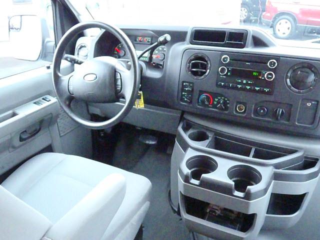 Ford Econoline Wagon 2011 photo 5