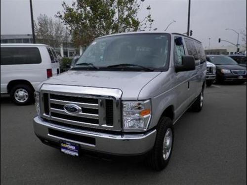 Ford Econoline Wagon 2011 photo 2