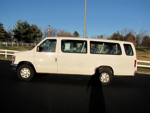 Ford Econoline Wagon 2011 photo 2