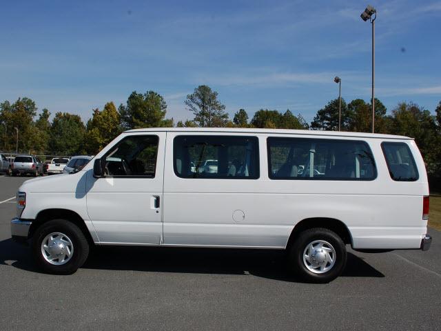 Ford Econoline Wagon 2011 photo 1