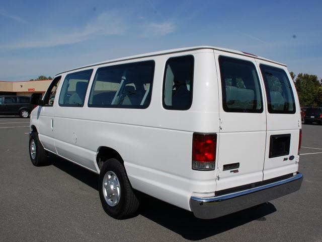 Ford Econoline Wagon 2011 photo 2