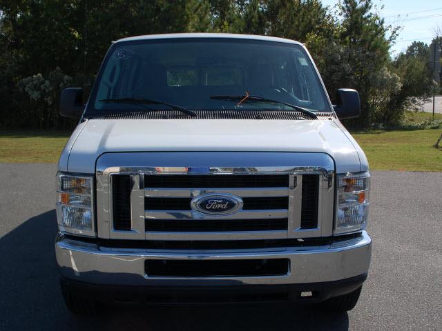 Ford Econoline Wagon 2011 photo 3