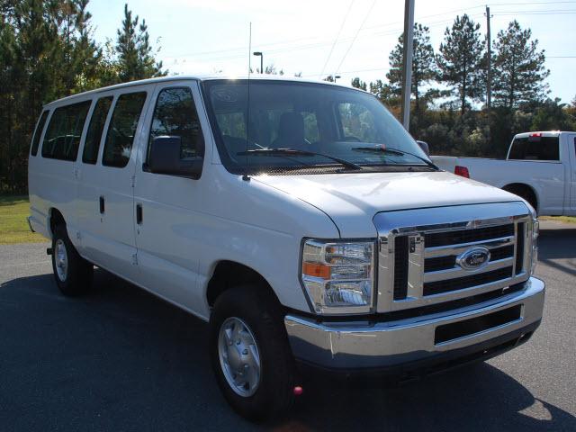 Ford Econoline Wagon 2011 photo 4