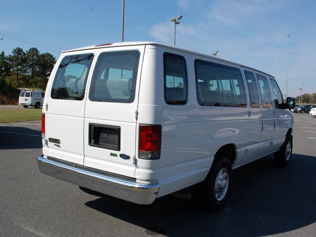 Ford Econoline Wagon 2011 photo 5