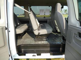 Ford Econoline Wagon 2011 photo 2