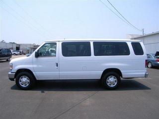 Ford Econoline Wagon 2011 photo 2