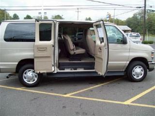 Ford Econoline Wagon 2011 photo 2
