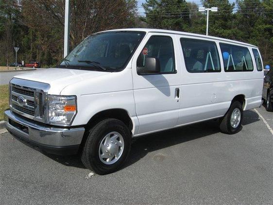Ford Econoline Wagon 2011 photo 2