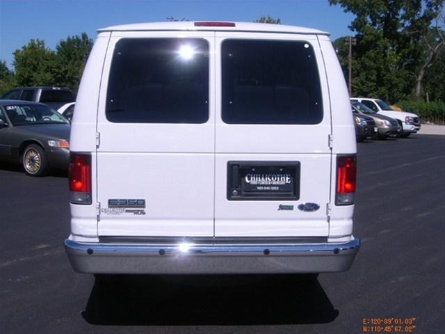 Ford Econoline Wagon 2011 photo 2