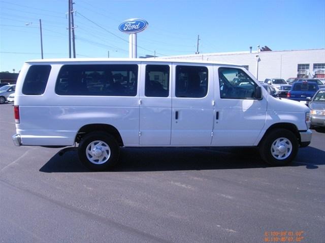 Ford Econoline Wagon 2011 photo 3