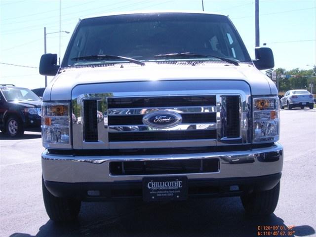 Ford Econoline Wagon 2011 photo 4