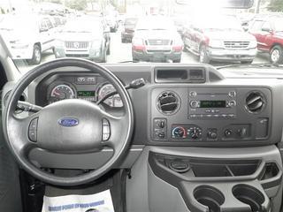 Ford Econoline Wagon 2011 photo 2
