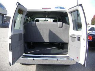 Ford Econoline Wagon 2011 photo 2