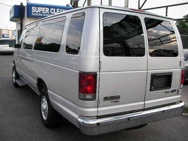 Ford Econoline Wagon 2011 photo 3