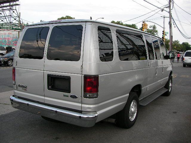 Ford Econoline Wagon 2011 photo 4