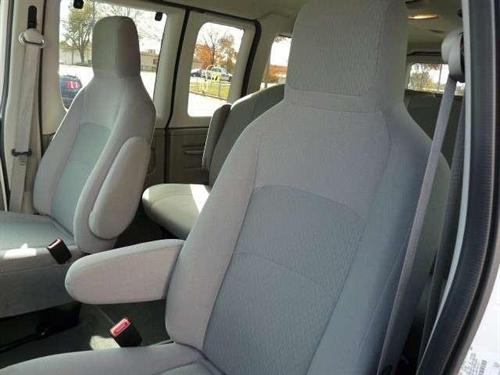 Ford Econoline Wagon 2011 photo 2