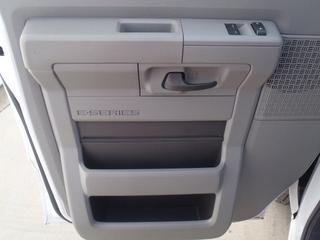 Ford Econoline Wagon 2011 photo 2