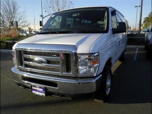 Ford Econoline Wagon 2011 photo 2