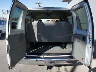 Ford Econoline Wagon 2011 photo 2