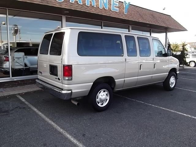 Ford Econoline Wagon 2011 photo 1