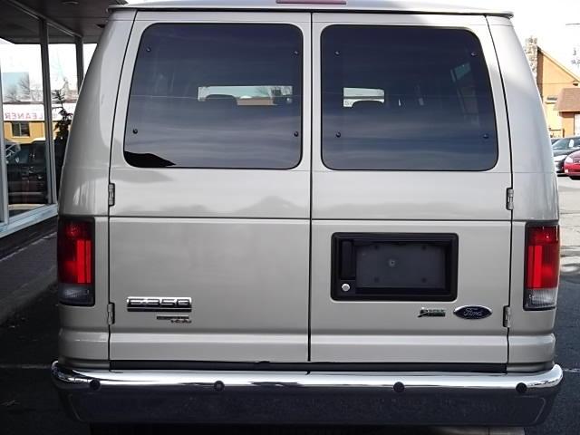Ford Econoline Wagon 2011 photo 2