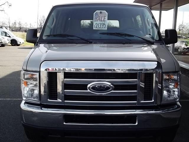 Ford Econoline Wagon 2011 photo 3