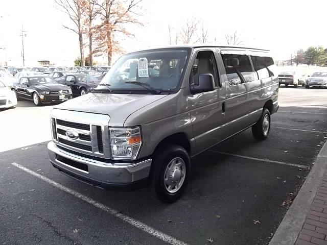 Ford Econoline Wagon 2011 photo 4